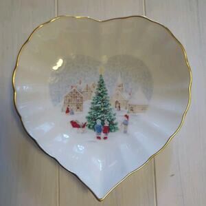 Mikasa Merry Christmas Holiday Scalloped Sweet Heart Plate Bone China FX032